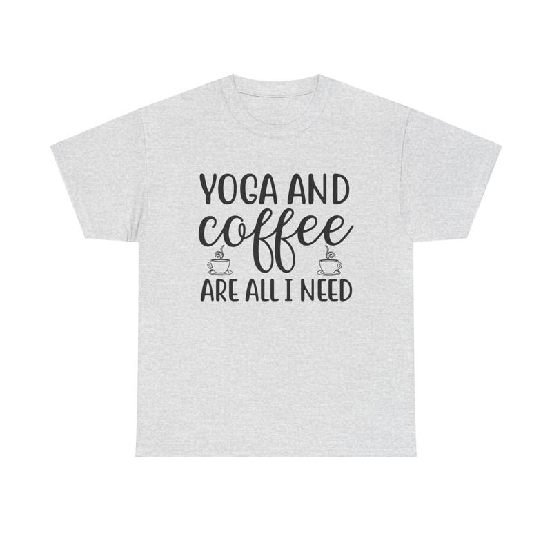 Yoga Fitness Quotes - โยคะและกาแฟ T เสื้อตลก ZEN สมาธิฟิตเนสคนรักคาเฟอีนอ้าง