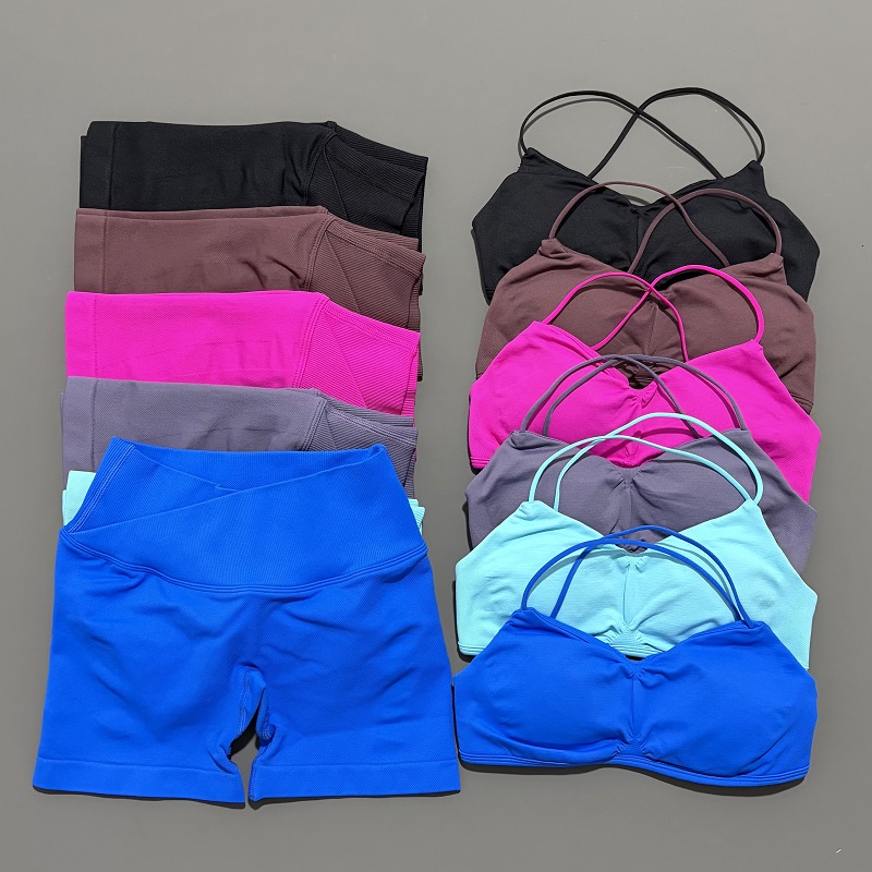 Yoga Fitness Wear - ชุดออกกำลังกาย 2 ชิ้นสำหรับผู้หญิง เสื้อครอปท็อปโยคะ กางเกงขาสั้นเอวสูงแบบรัดรูปไร้ตะเข็บ ชุดฟิตเนส